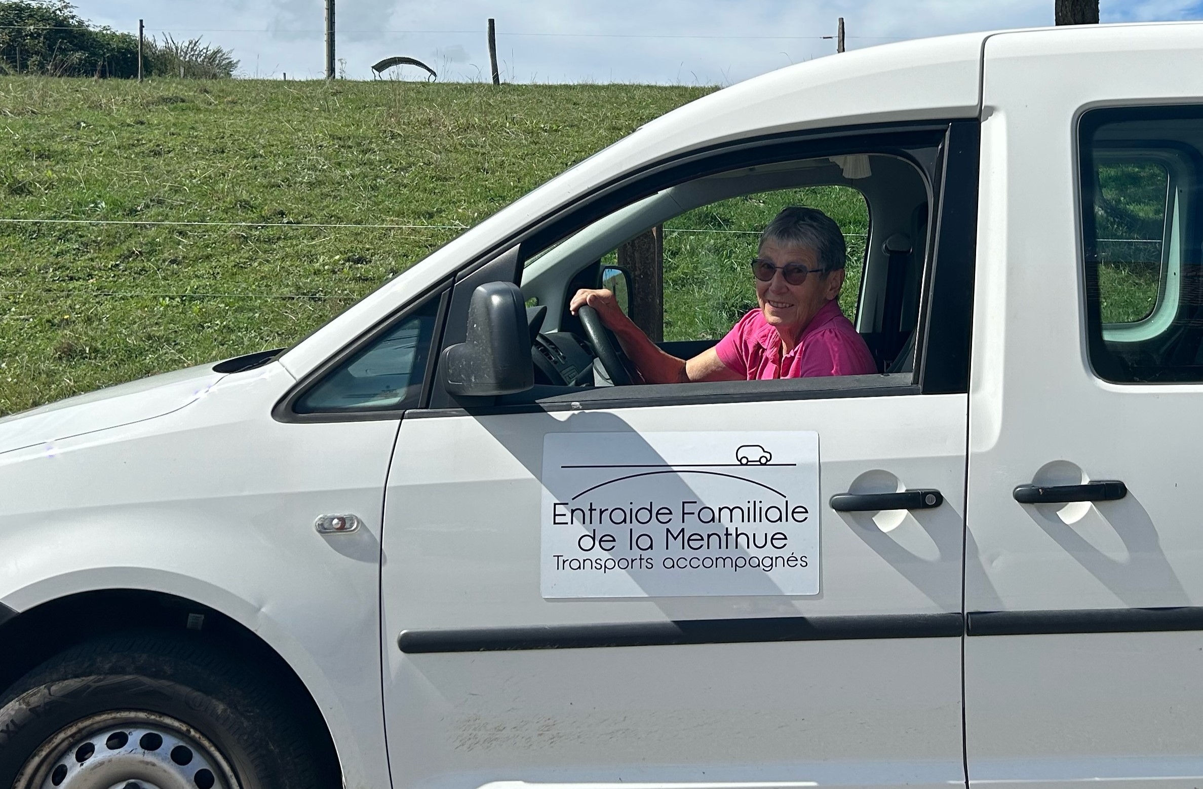 Ruth Erismann au volant de sa voiture