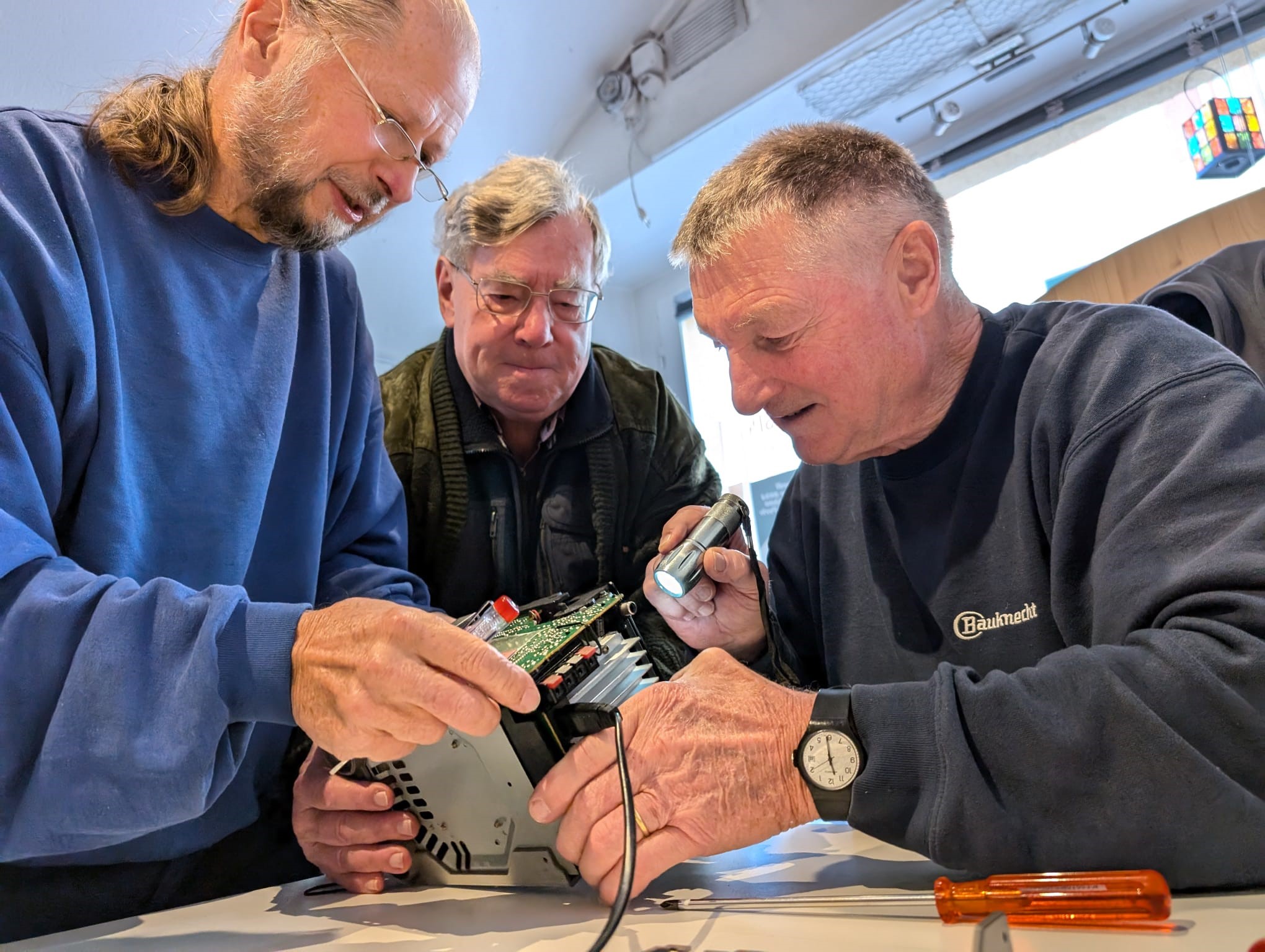 Les bricoleurs de génie du Repair Café de Villeneuve dans leurs oeuvres